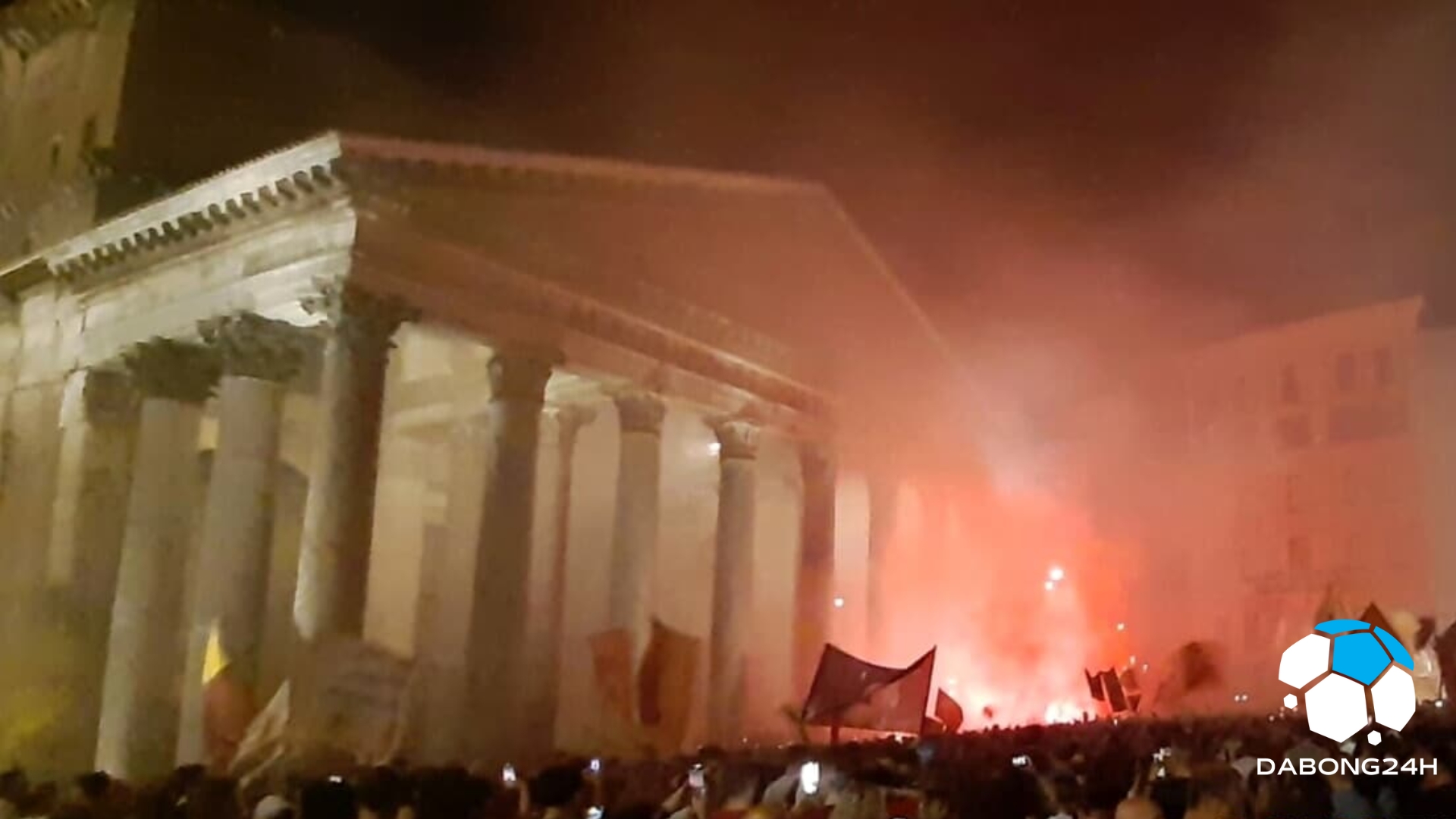 AS Roma kỷ niệm 96 năm: cổ động viên với những bài hát và pháo sáng
