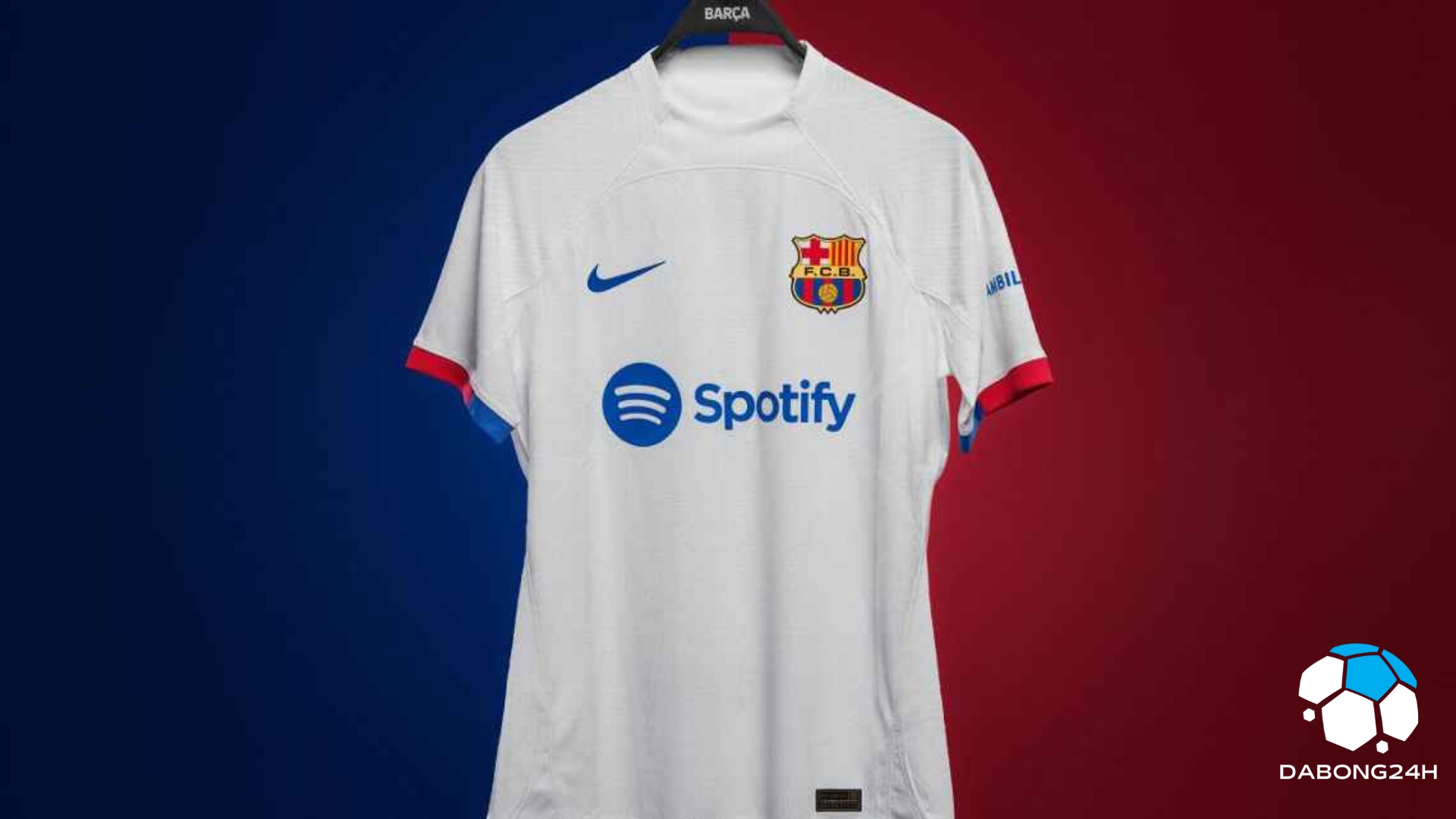 Barcelona lần đầu tiên mặc áo đấu trắng khi thi đấu sân khách sau 44 năm