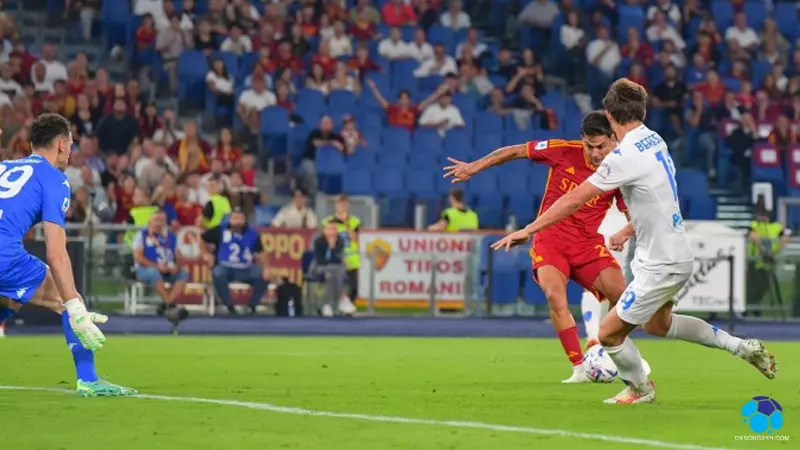 Dybala trong pha làm bàn nâng tỷ số lên 4-0 trong trận Roma hạ Empoli 7-0