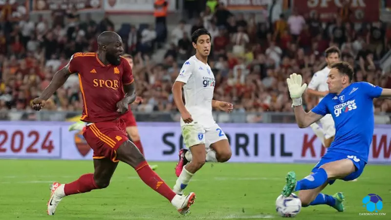 Lukaku trong pha làm bàn nâng tỷ số lên 6-0 cho Roma