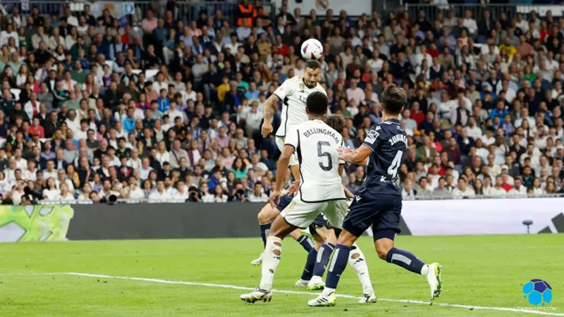 Joselu bật cao đánh đầu ấn định thắng lợi 2-1 cho Real Madrid trước Sociedad