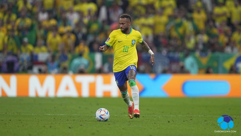 Neymar vượt qua huyền thoại Pele về số bàn thắng cho Brazil