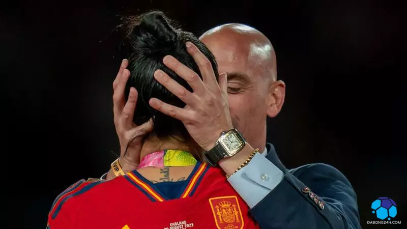 Luis Rubiales hôn nữ cầu thủ Jenni Hermoso trong trận chung kết World Cup nữ 2023