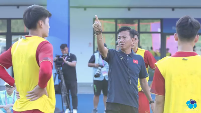 HLV Hoàng Anh Tuấn chỉ đạo cầu thủ trong buổi tập thứ hai tại Trung Quốc