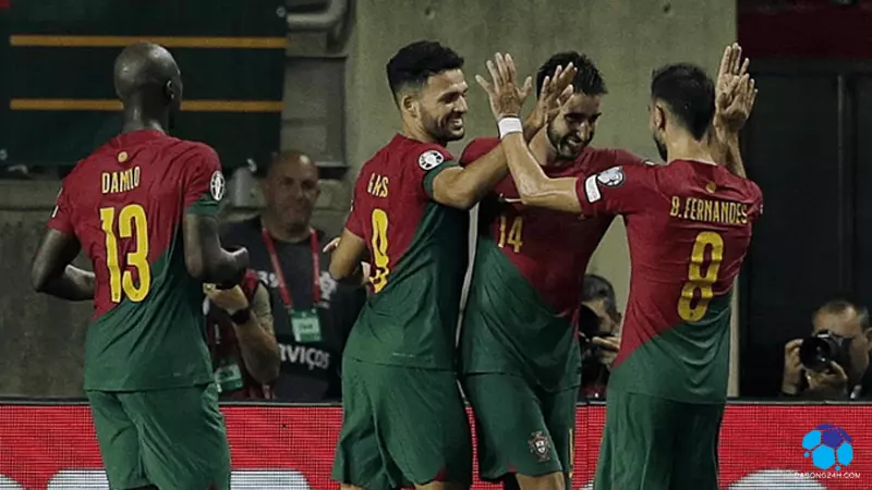 Danilo (trái) và đồng đội mừng bàn khi Bồ Đào Nha thắng Luxembourg 9-0 ở vòng loại Euro 2024 trên sân Algarve