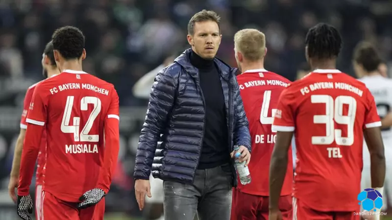 HLV Nagelsmann (giữa) khi đang dẫn dắt Bayern