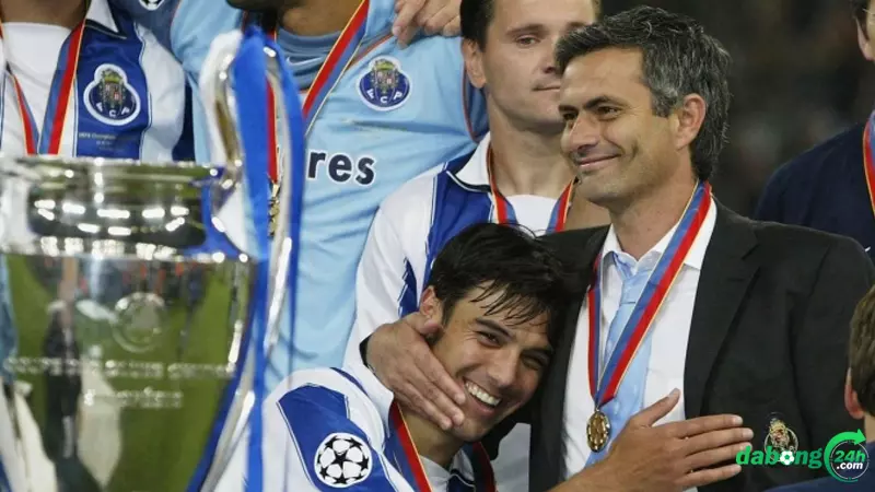 Mourinho (phải) giành Champions League với Porto năm 2004