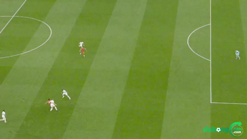 Diaz (áo đỏ, phía trên) vẫn đứng dưới hậu vệ cuối cùng của Tottenham khi băng xuống nhận bóng trong tình huống ở phút 34