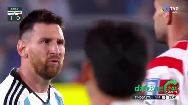 Lionel Messi phản ứng chấn động khi người khác nhổ nước bọt sau lưng anh