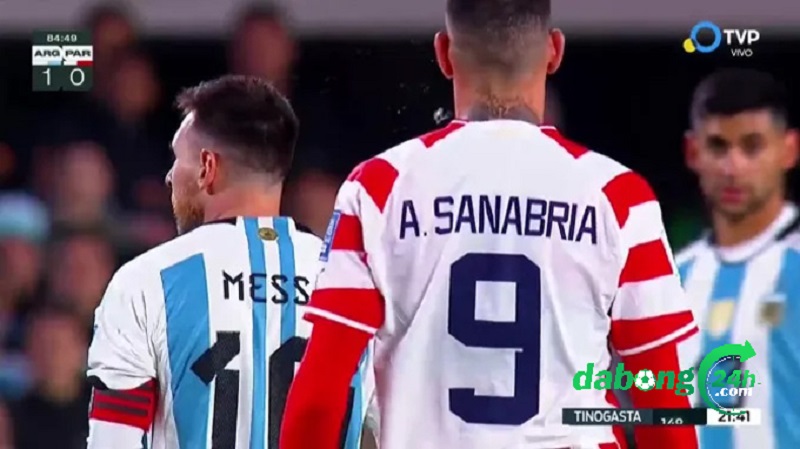 Sau đó Sanabria dường như đã nhổ nước bọt về phía Messi